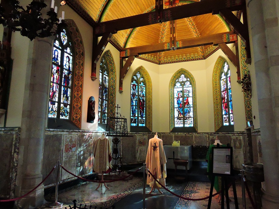 Afb. 2. Het koor van de kapel met fraaie gebrandschilderde ramen.