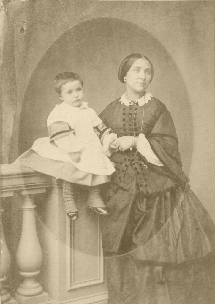 Afb. Frédéric du Suau de la Croix (1837-1901) met zijn moeder Wilhelmine du Suau de la Croix née Amelung. Hij was de kleinzoon van François du Suau de la Croix, die zich in New Orleans vestigde en daar tot aanzien kwam als bankdirecteur en president van een verzekeringsmaatschappij. Foto part. coll.