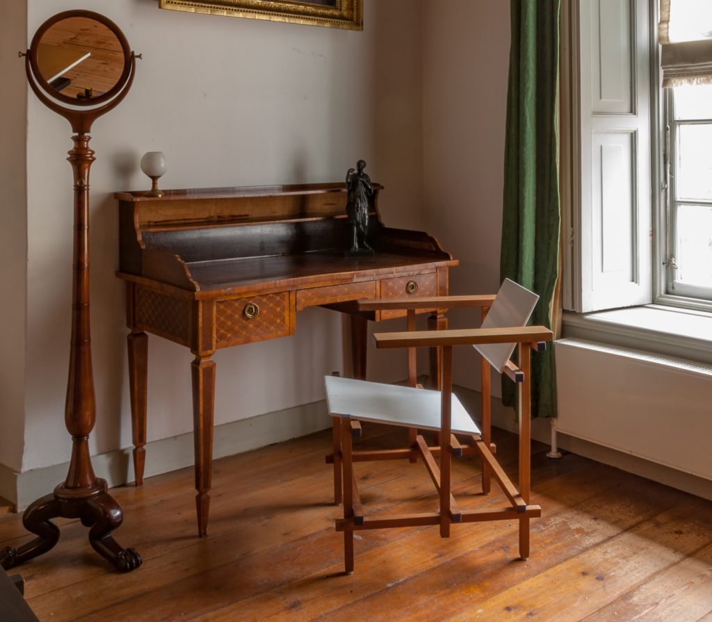 Afb. 2. Een verassende combinatie van een 18e eeuws bureautje met een stoel van Rietveld.