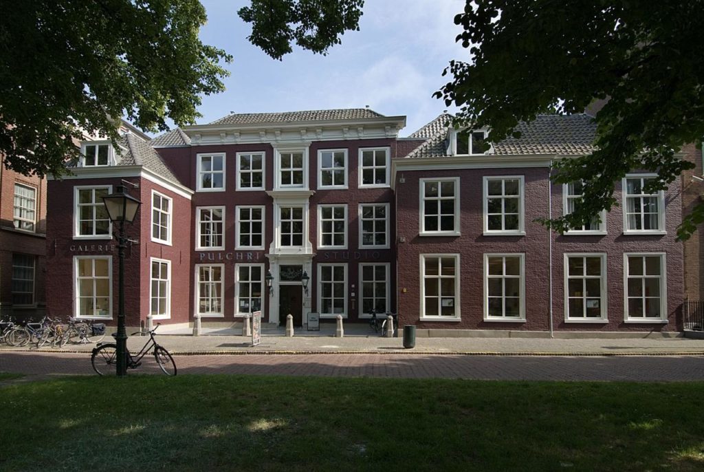 Afb. 1. Lange Voorhout 14, sinds 1896 onderkomen van Pulchri Studio en in de jaren 1847-1880 woonhuis van graaf Van Rechteren en zijn gezin. Foto met dank aan www.pulchri.nl.