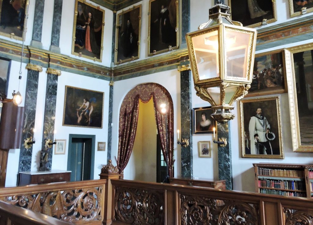 Afb. De Bovengalerij op kasteel Amerongen met rechts naast de lantaarn het portret van Godard graaf van Aldenburg Bentinck in het kostuum van de Ridderlijke Duitsche Orde.